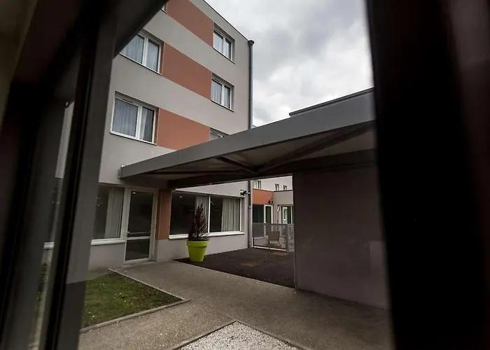 Hotell Kyriad Clermont-ferrand-sud - La Pardieu